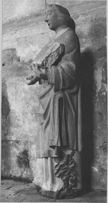 statue : saint Vincent, vue de profil