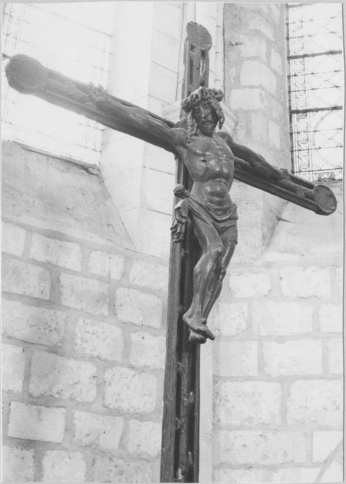 statue : Christ en croix