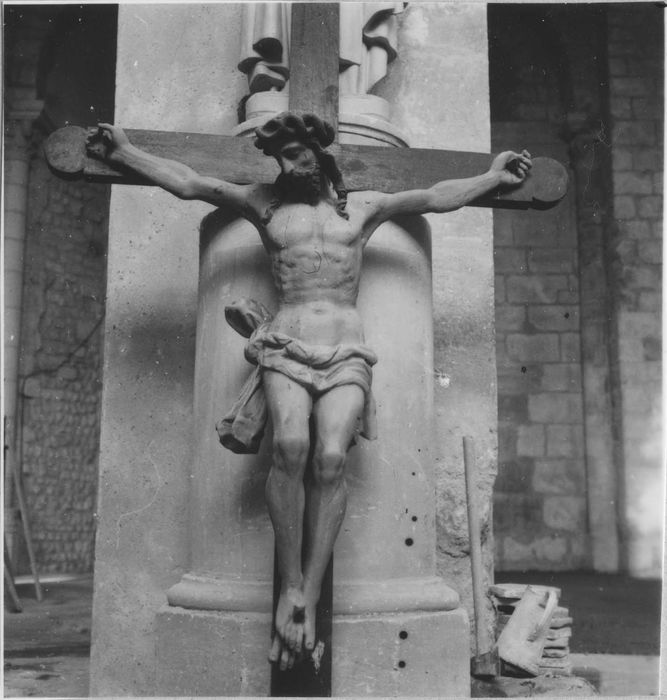 statue : Christ en croix