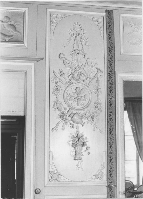 revêtement mural (décor intérieur du salon) : détails sculptures