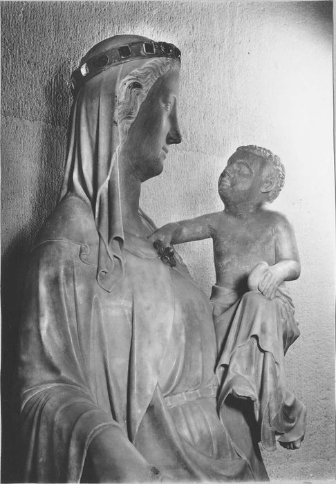 statue : Vierge à l'Enfant, détail