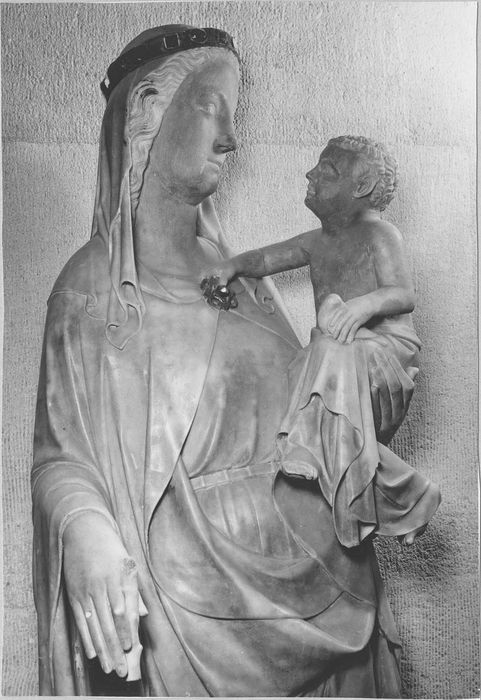 statue : Vierge à l'Enfant, détail