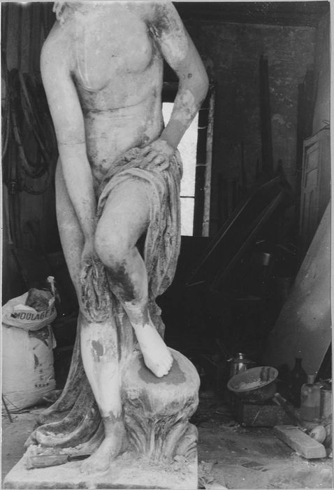 statue : baigneuse, détail