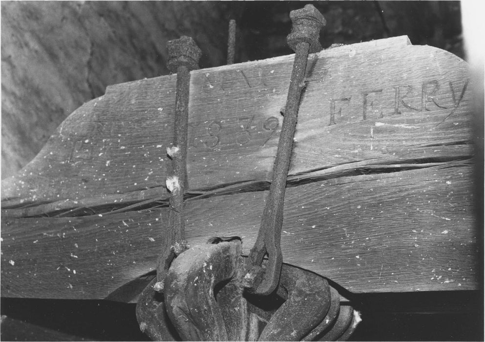 cloche avec son mouton et son mécanisme ancien : détail (inscription)