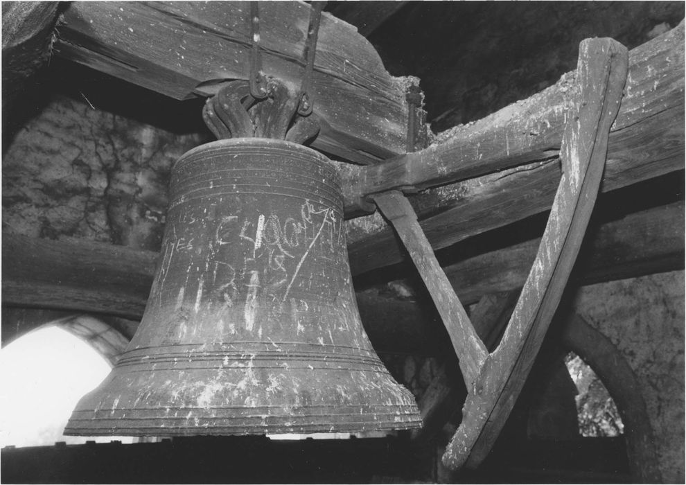 cloche avec son mouton et son mécanisme ancien