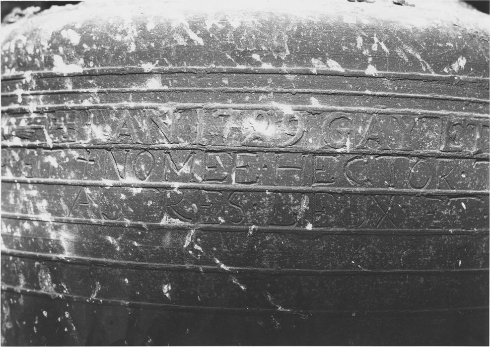cloche avec son mouton et son mécanisme ancien : détail de la cloche (inscription)