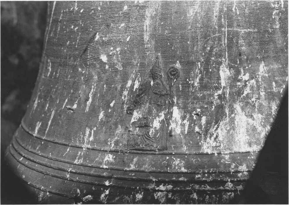 cloche avec son mouton et son mécanisme ancien : détail de la cloche