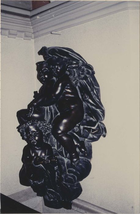 tronc à quêter, groupe sculpté : trois angelots, vue de trois quarts
