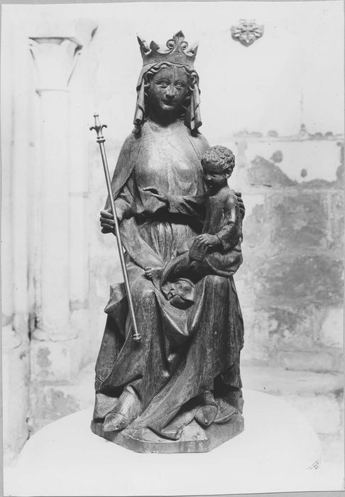 statue : Vierge à l'Enfant assise