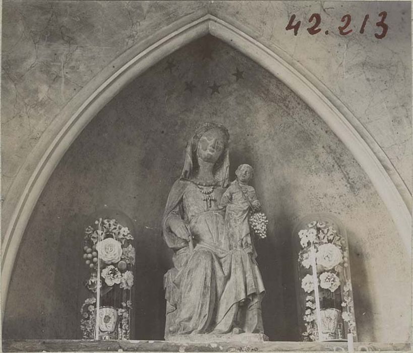 statue : Vierge à l'Enfant assise