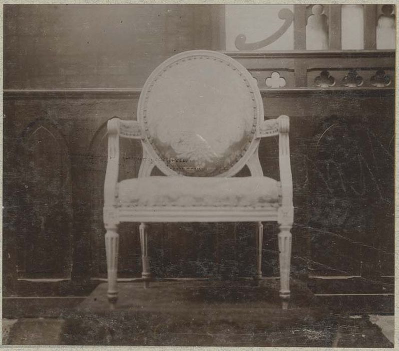 fauteuil Louis XVI servant de fauteuil de célébrant - © Ministère de la Culture (France), Médiathèque du patrimoine et de la photographie, diffusion GrandPalaisRmn Photo