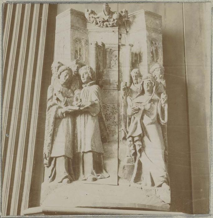 bas-relief : chantres à l'église