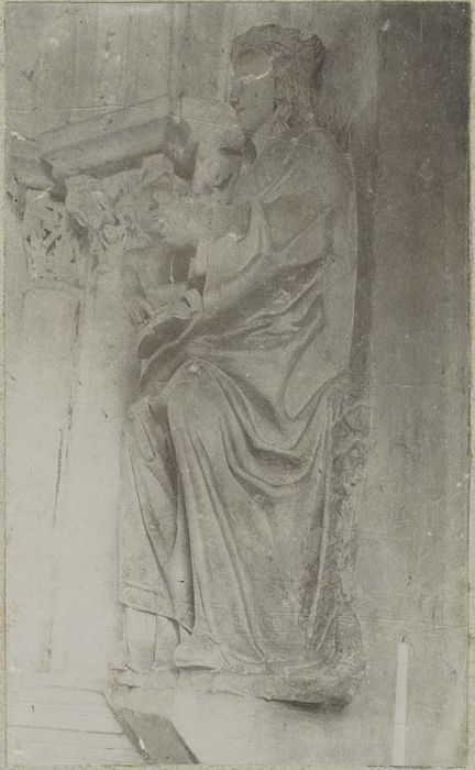 statue : Vierge à l'Enfant assise