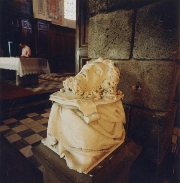 tête décollée de saint Jean-Baptiste, vue de trois-quarts