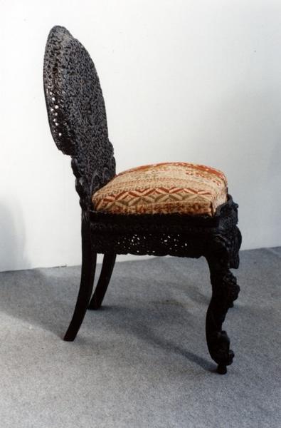 4 chaises indo-portugaises, profil