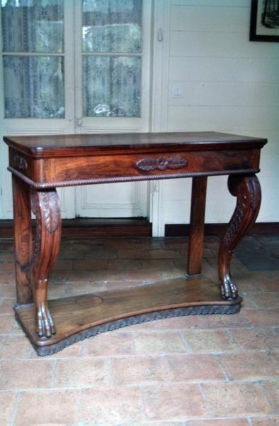 table console, vue de trois-quarts