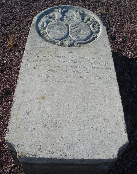 monument funéraire (pierre tombale) d'Anne-Claire du Pont de Renon