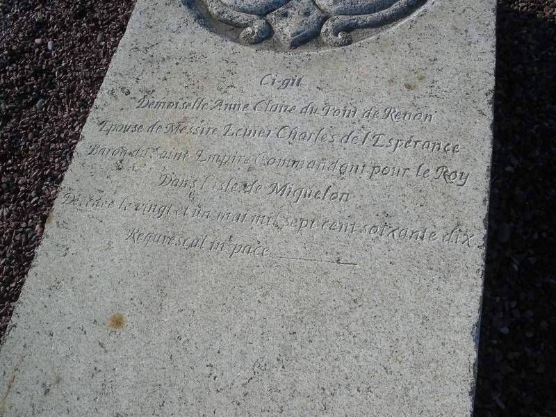 monument funéraire (pierre tombale) d'Anne-Claire du Pont de Renon, détail de l'épitaphe