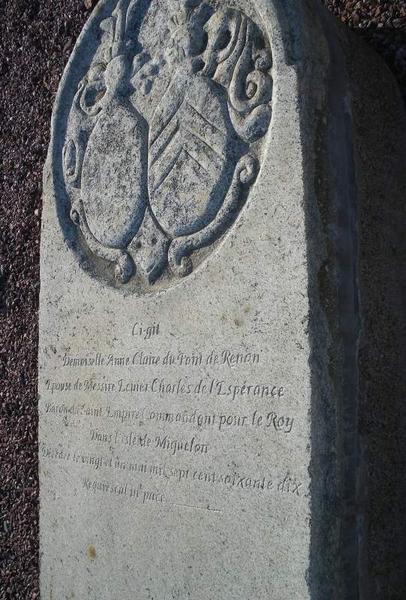 monument funéraire (pierre tombale) d'Anne-Claire du Pont de Renon, détail des armoiries