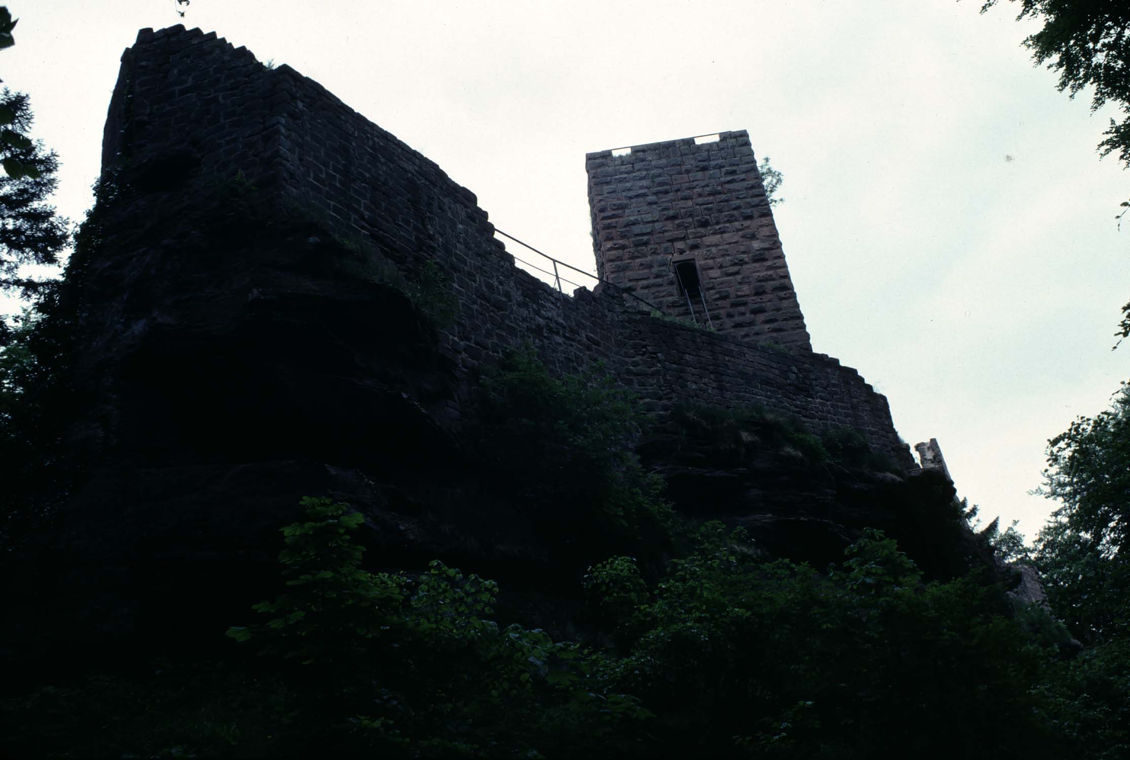 Vestiges du château côté est, vue d'ensemble en contre-plongée