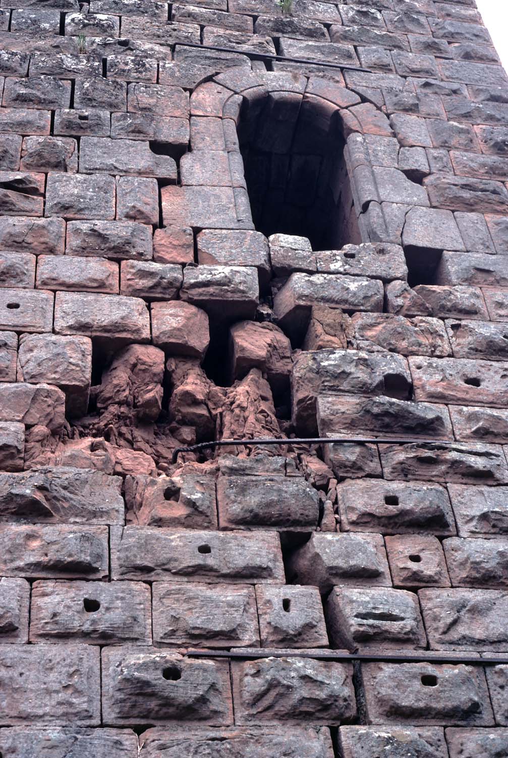 Vestiges du donjon : porte (ouverture en plein cintre), détail