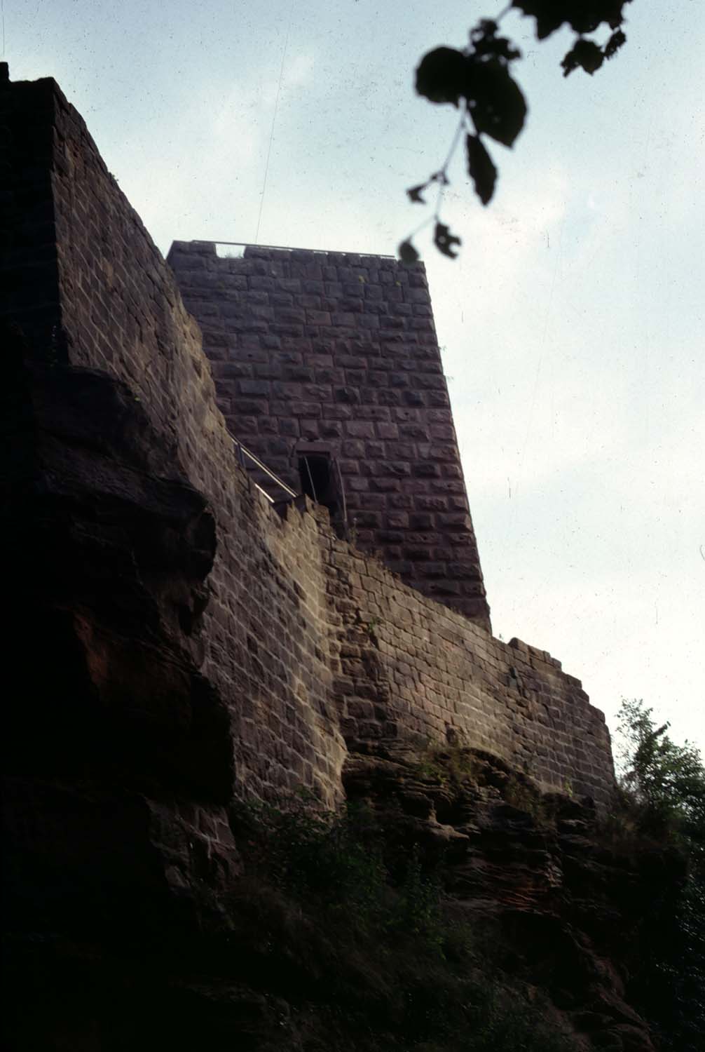 Vestiges du donjon et de l'enceinte, vue partielle en contre-plongée