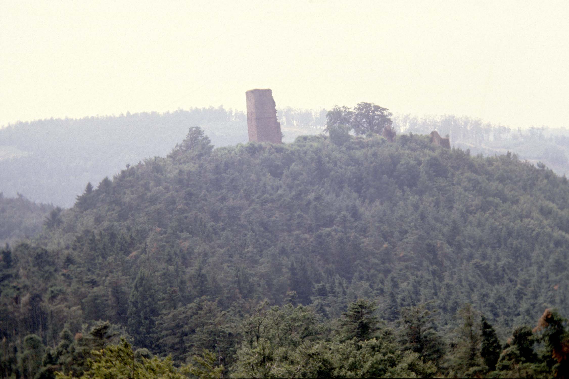 Vestiges du donjon, vue à distance du sommet depuis le Haut-Barr