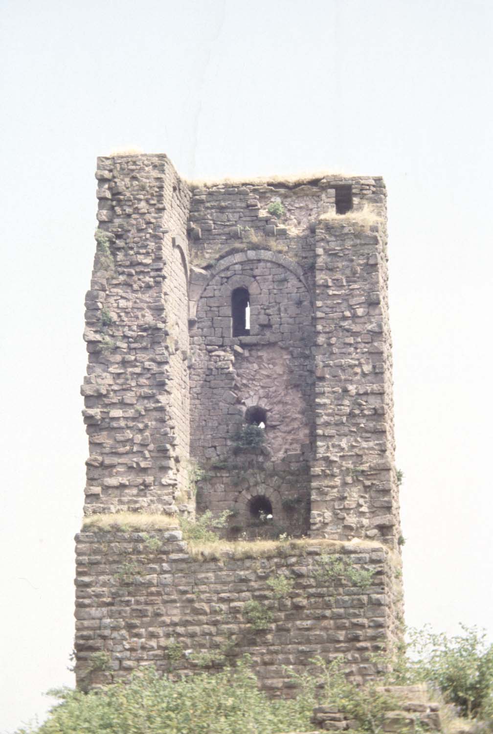 Vestiges du donjon carré en pierres à bossage, vue à distance depuis le Haut-Barr