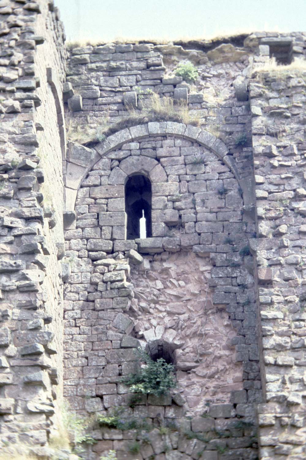 Vestiges du donjon carré en pierres à bossage, détail de la voûte et ouvertures