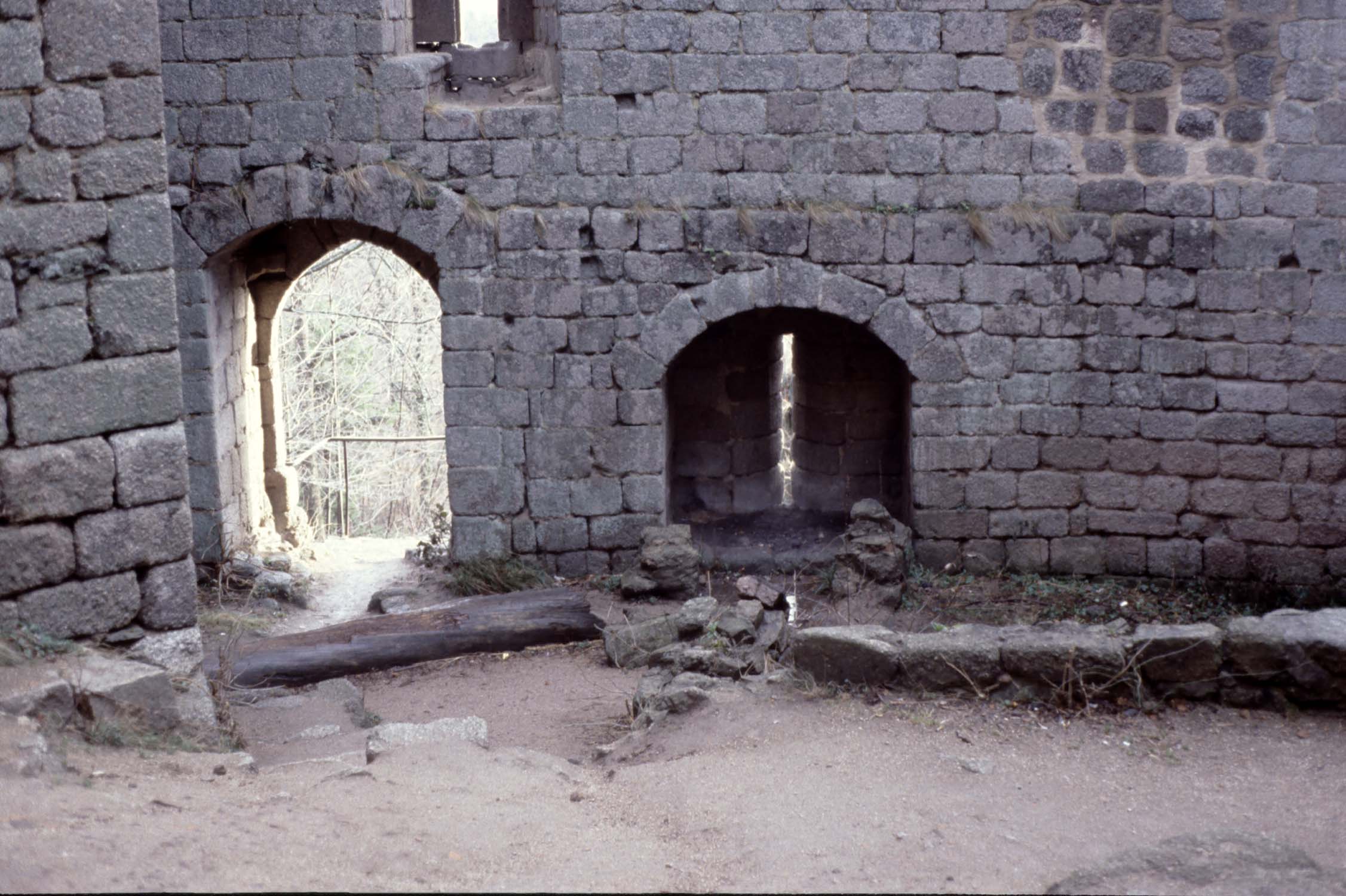 Porte du haut-château, vue partielle de l'intérieur