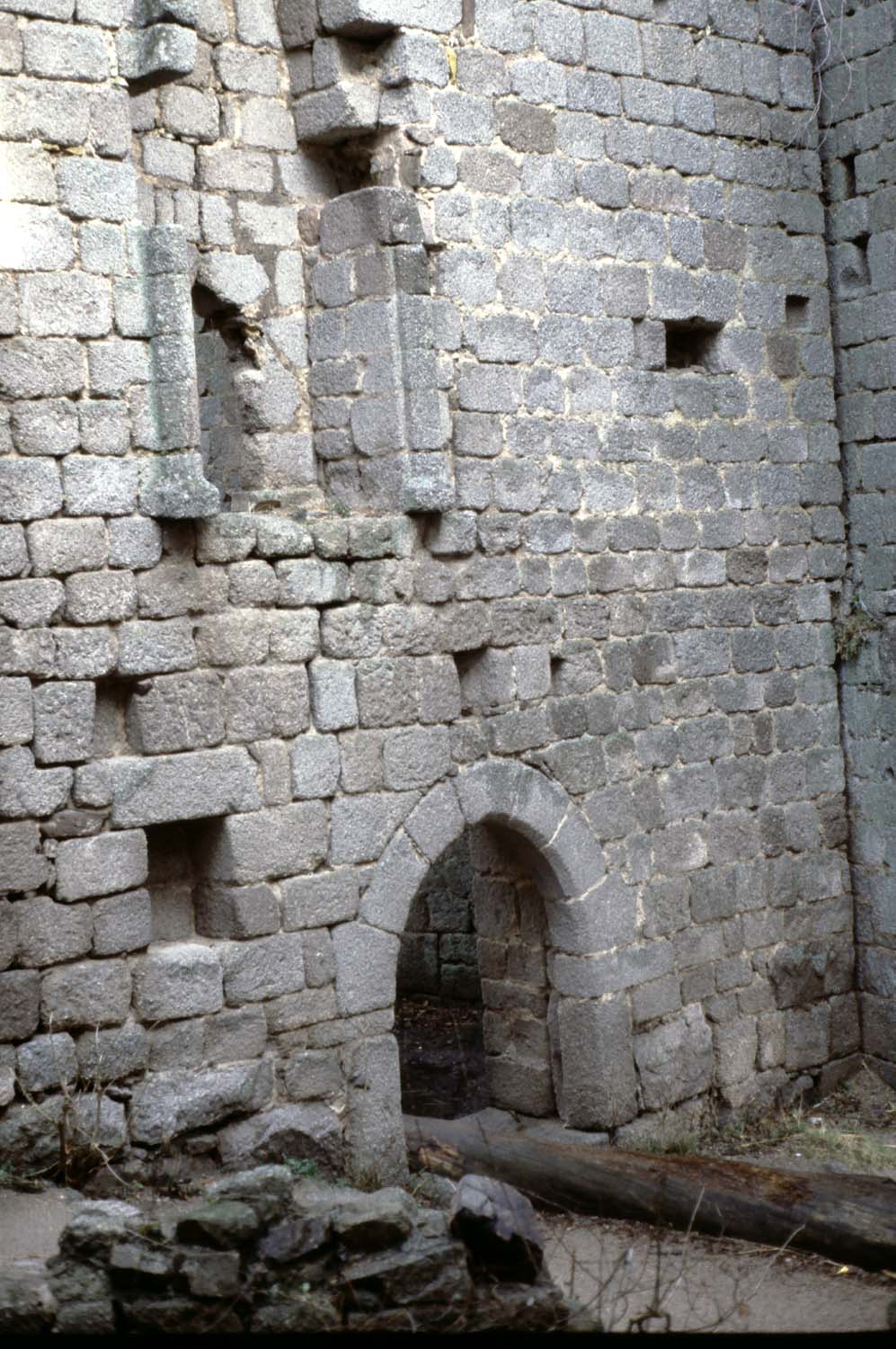 Porte du logis, vue partielle des murs