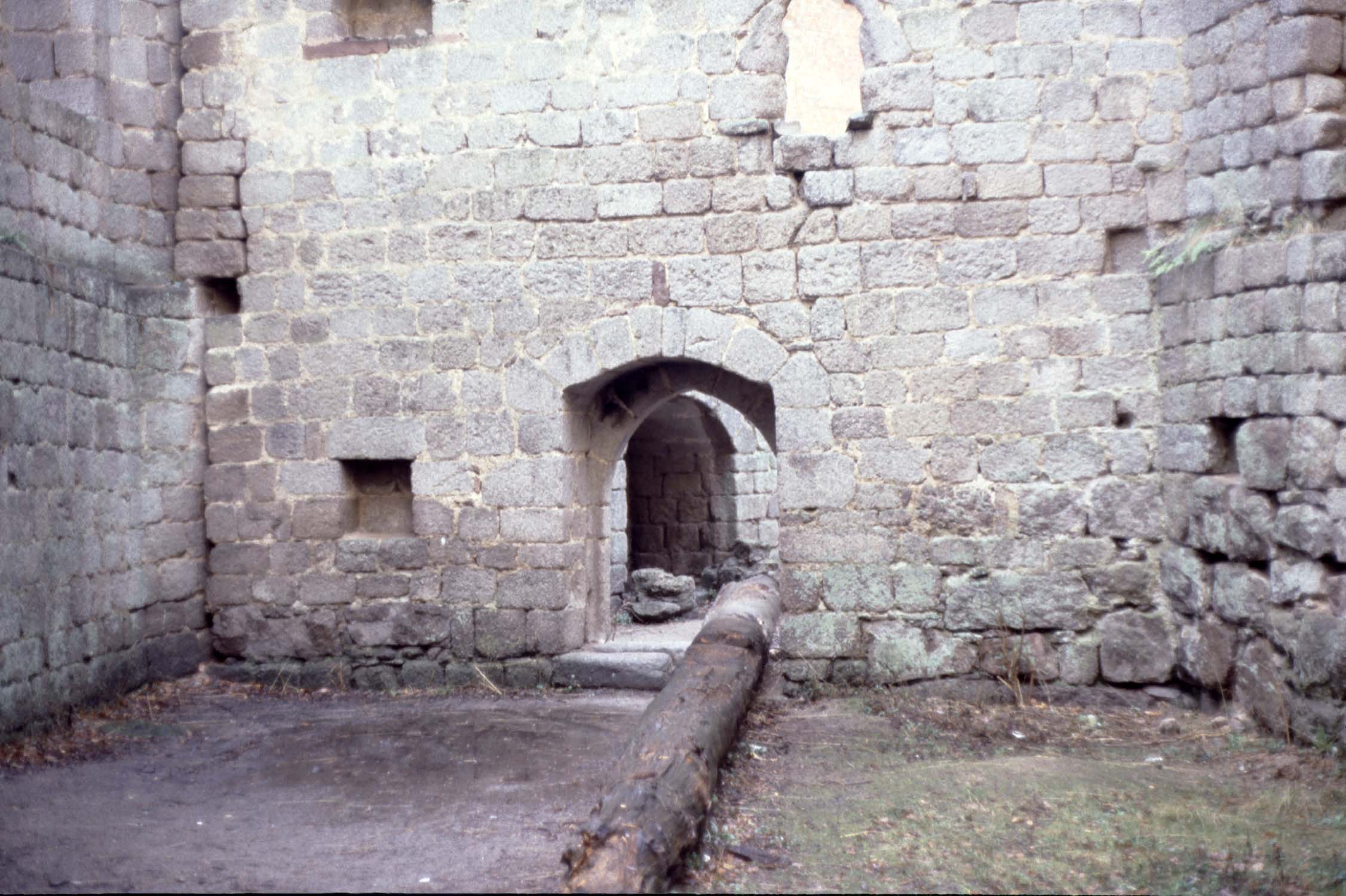 Vestiges de l’intérieur du logis avec porte centrale