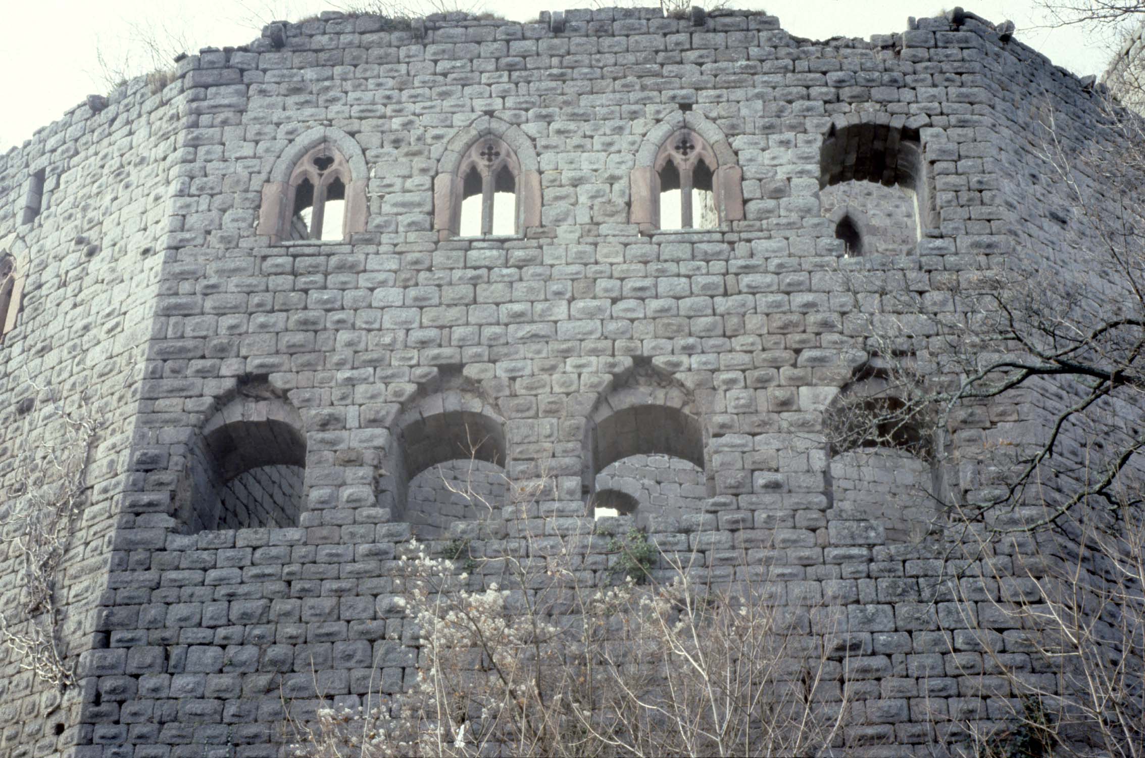 Vestiges de la façade nord du palas (3 fenêtres à lancettes gothiques)