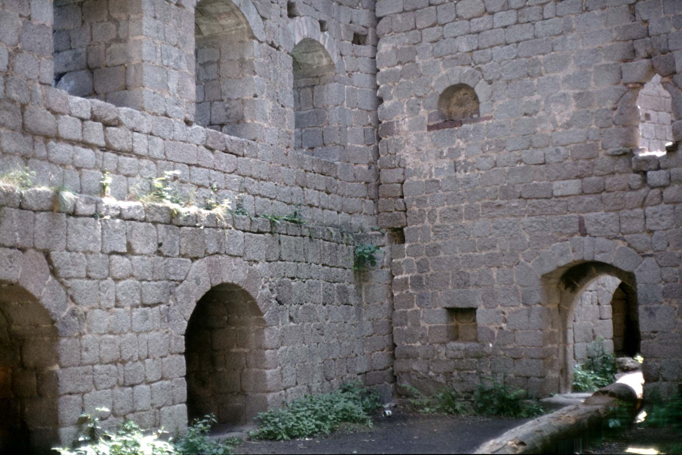 Vestiges de l’intérieur du logis : ouvertures et niches, vue partielle