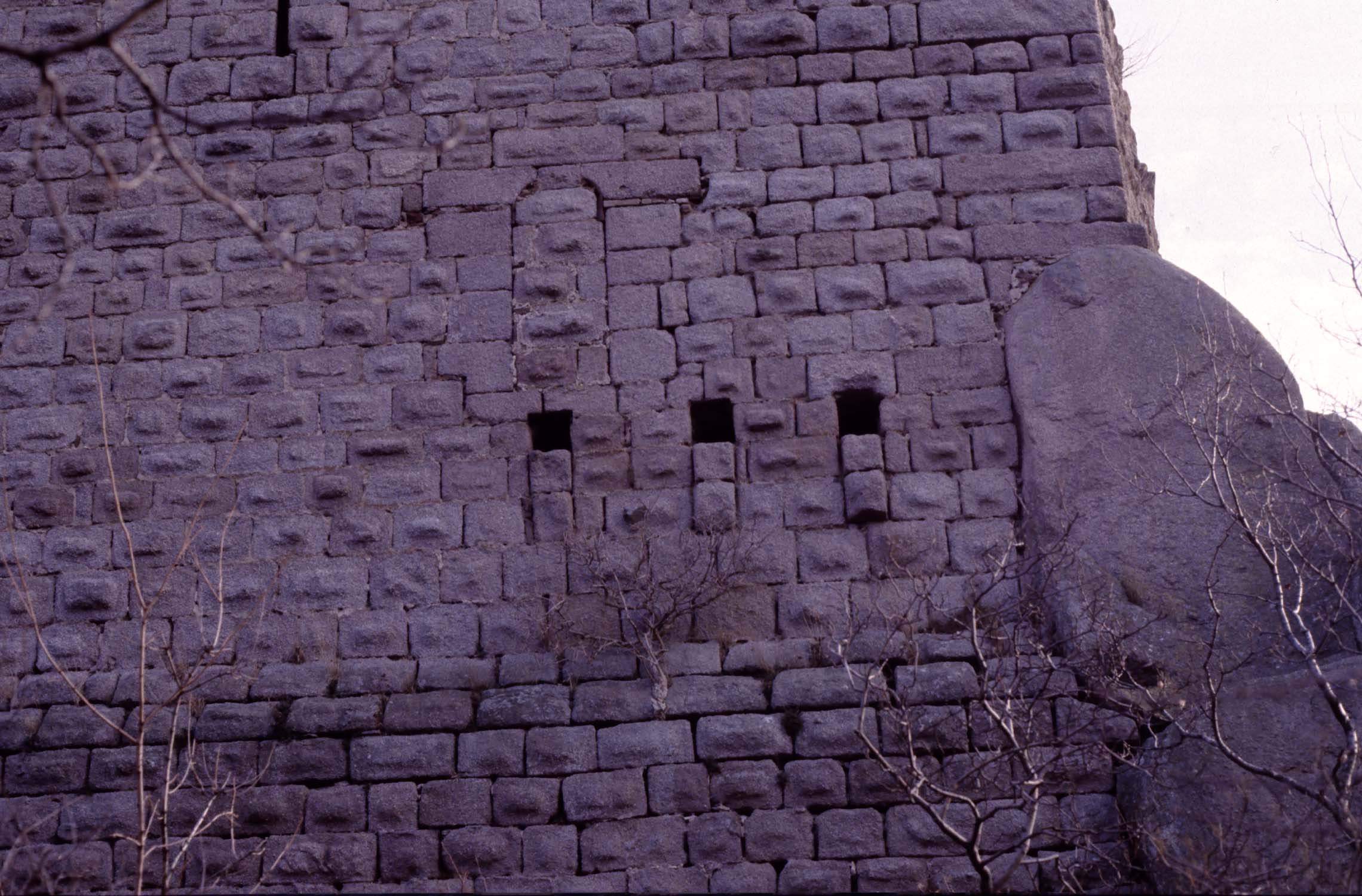 Vestiges de la poterne dans le mur-bouclier, détail extérieur