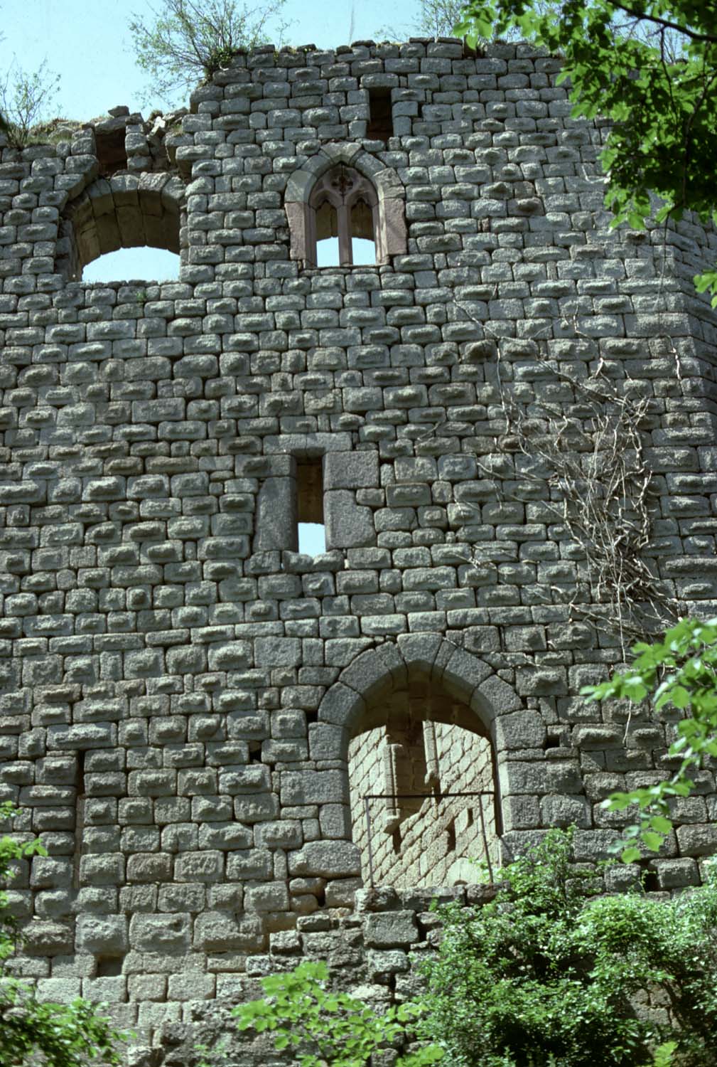 Vestiges de la porte du haut-château, vue générale du mur et de ses ouvertures