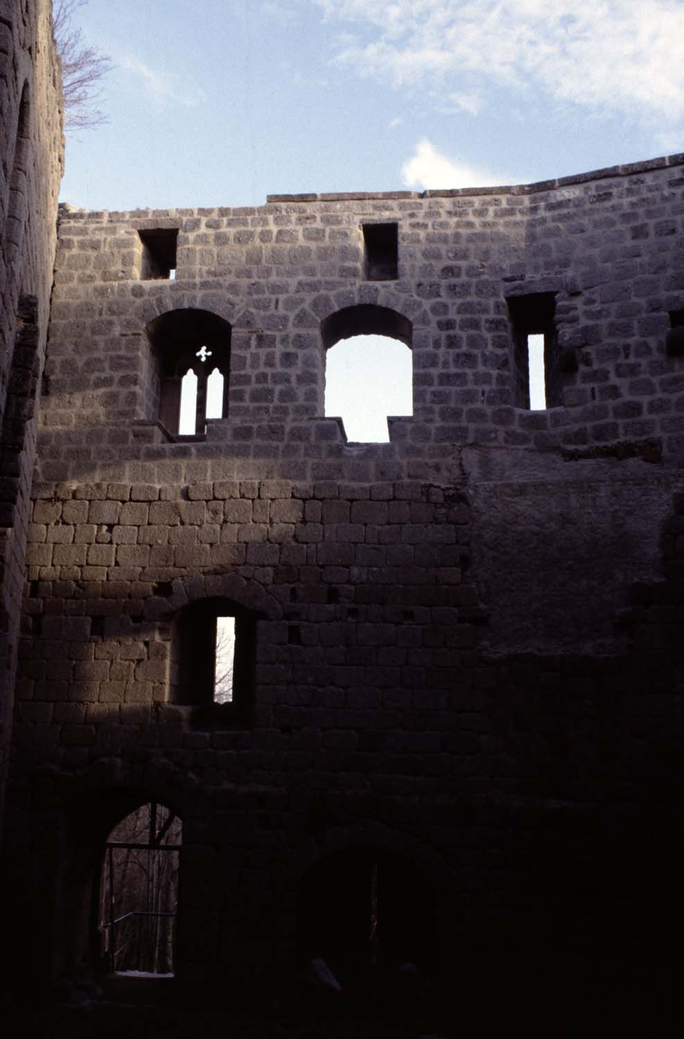 Intérieur du logis avec ses ouvertures, vue partielle