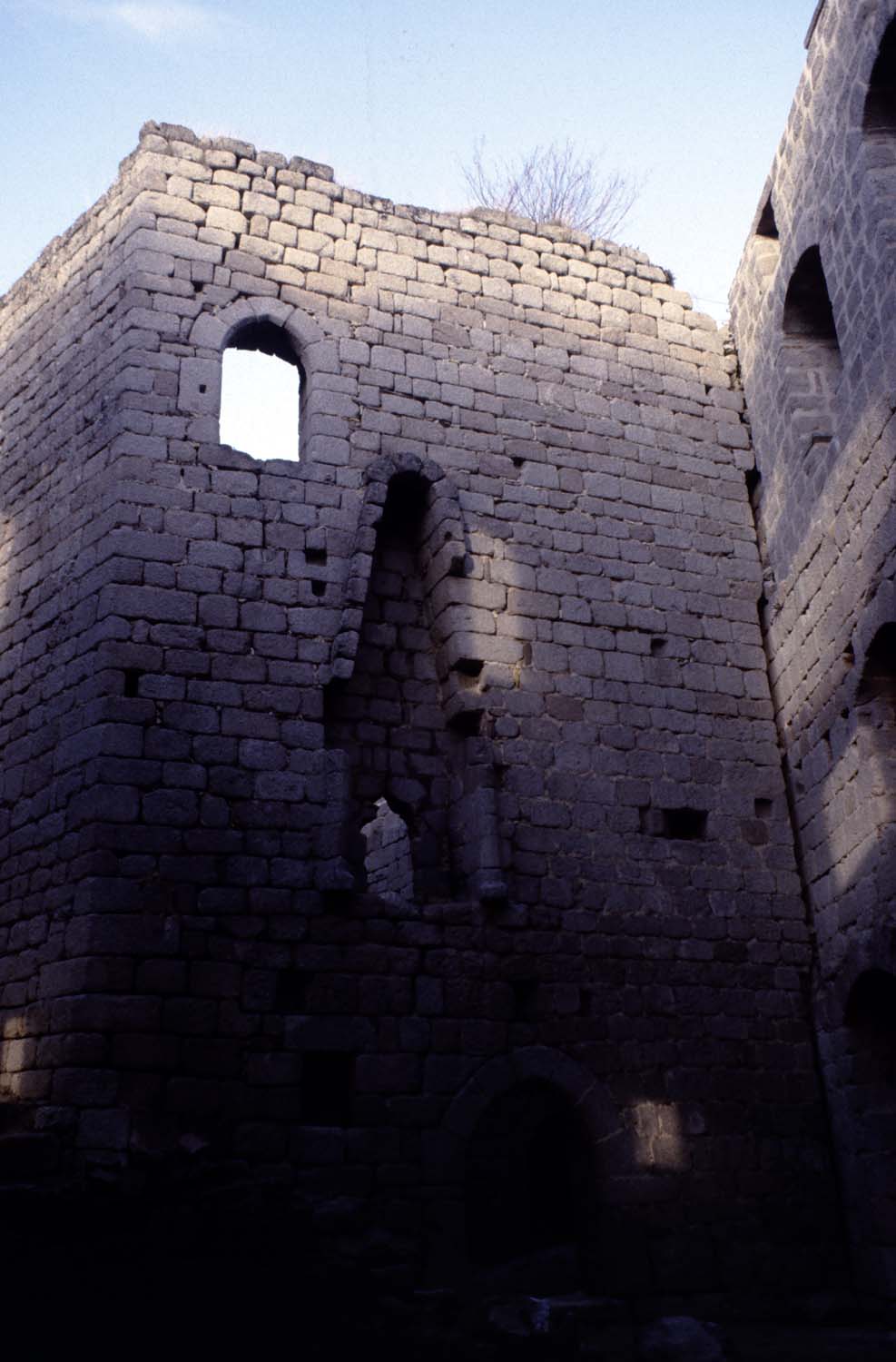 Intérieur du logis avec ses ouvertures, vue partielle