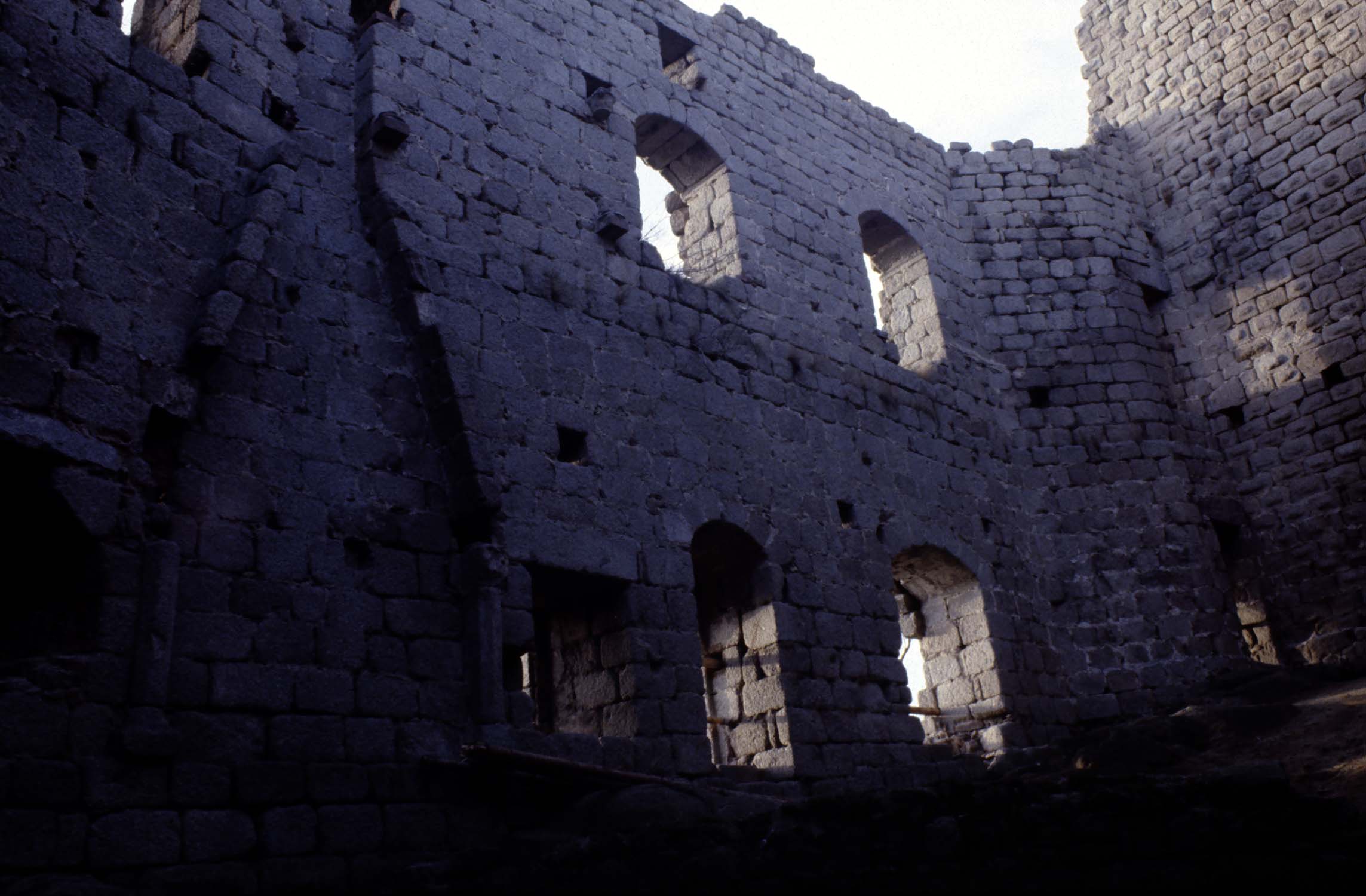 Intérieur du logis avec ses ouvertures, vue partielle