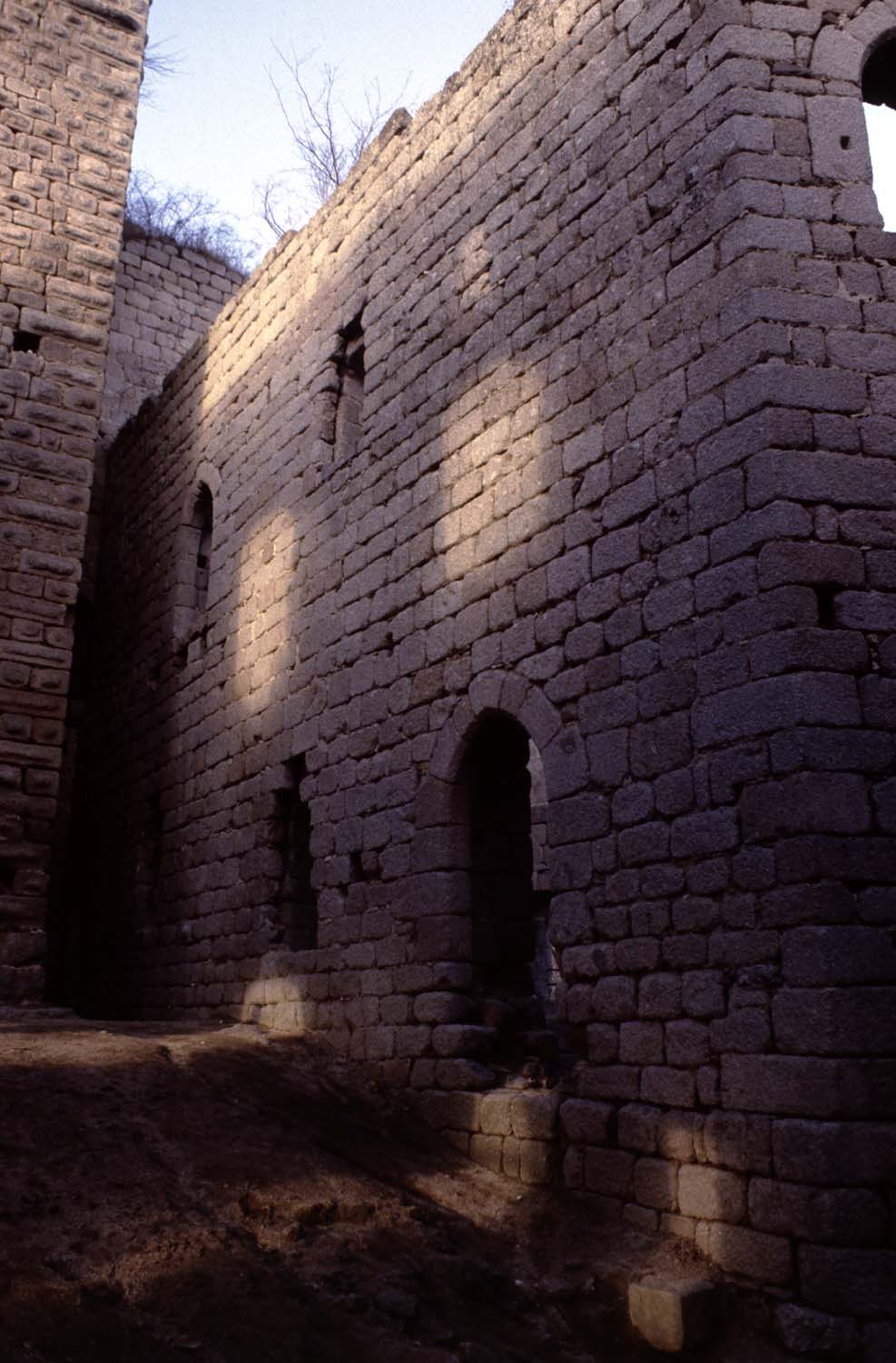 Intérieur du logis avec ses ouvertures, vue partielle