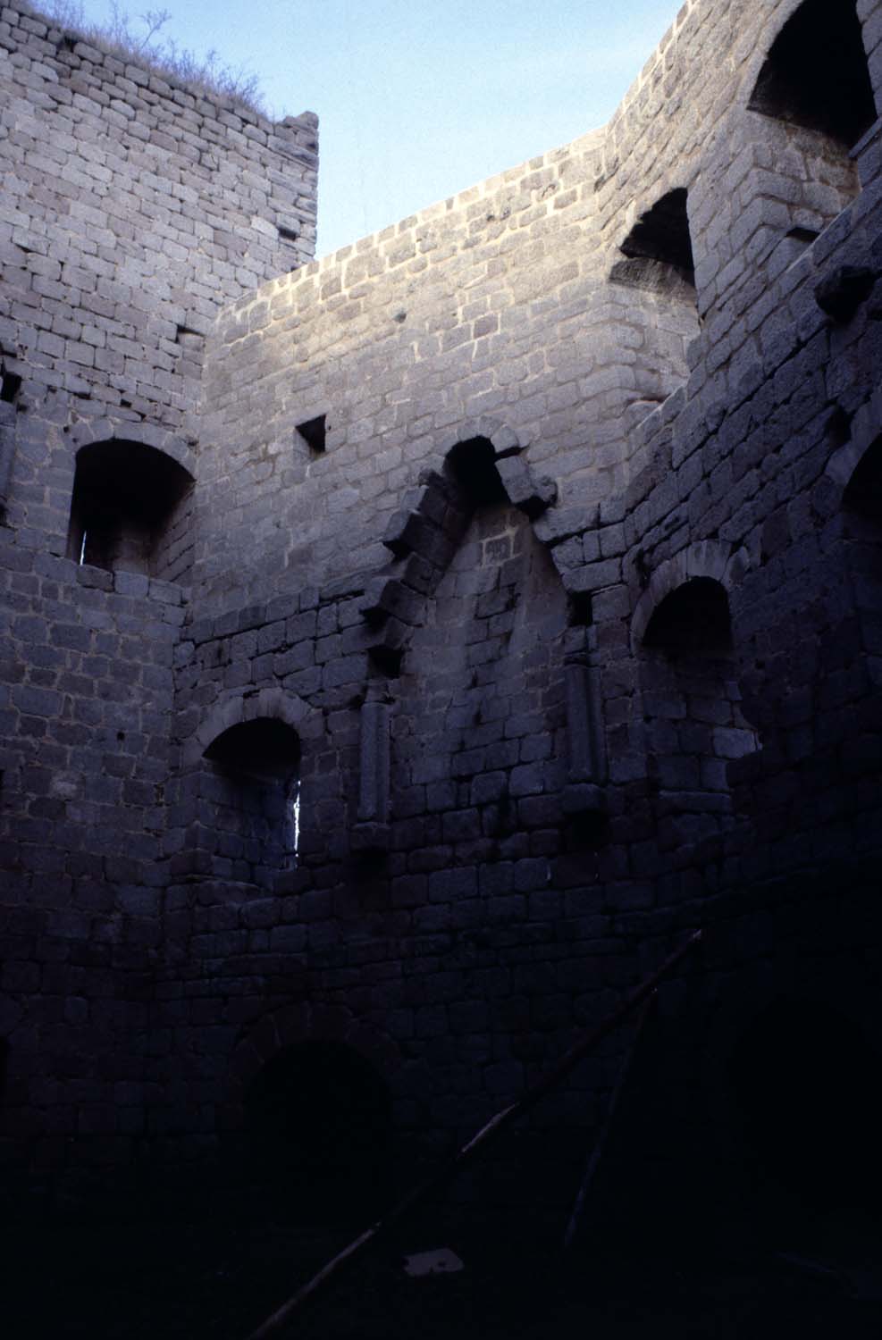 Intérieur du logis avec ses ouvertures : emplacement de cheminée, détail