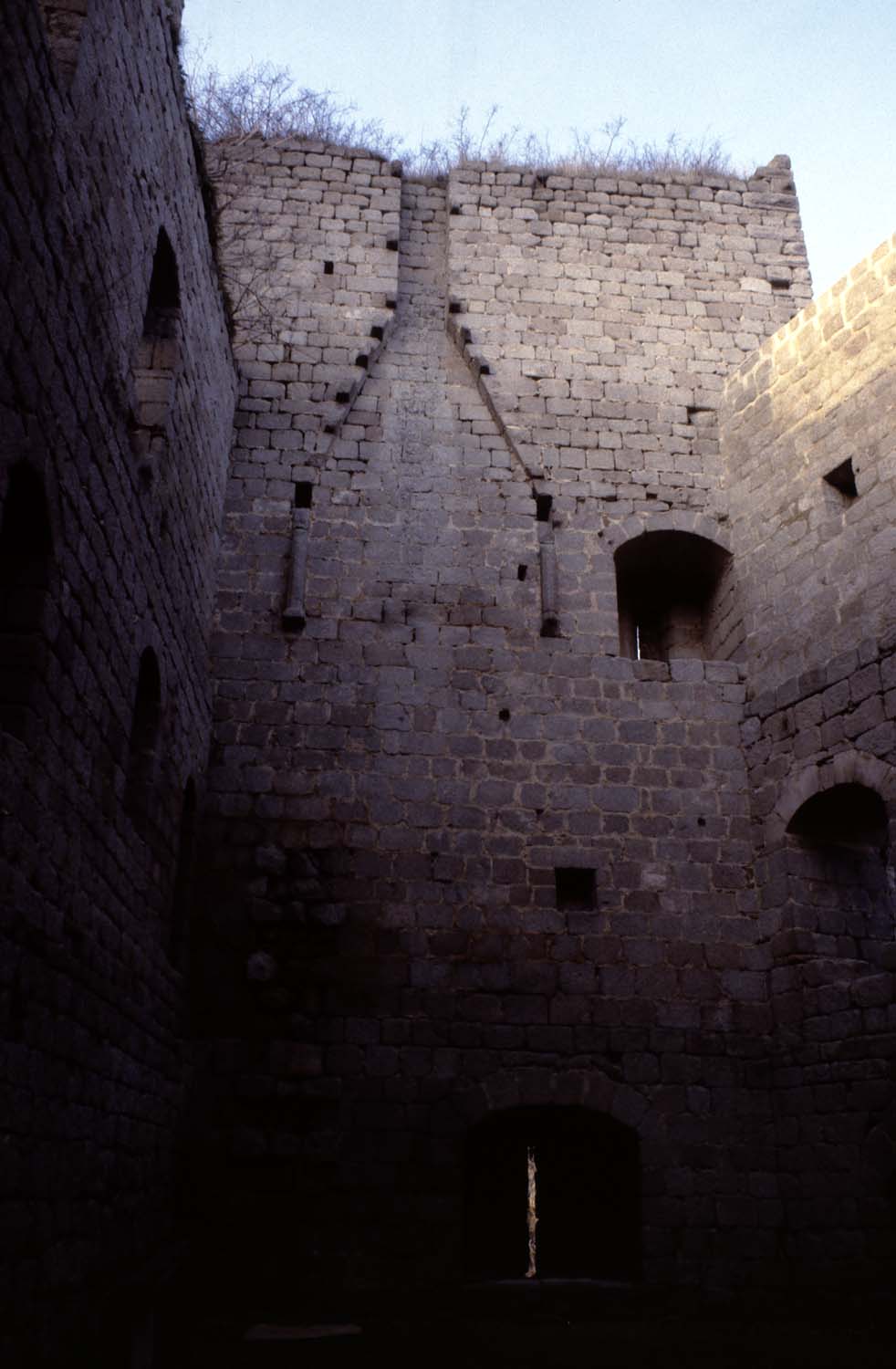 Intérieur du logis avec ses ouvertures : emplacement de cheminée, détail