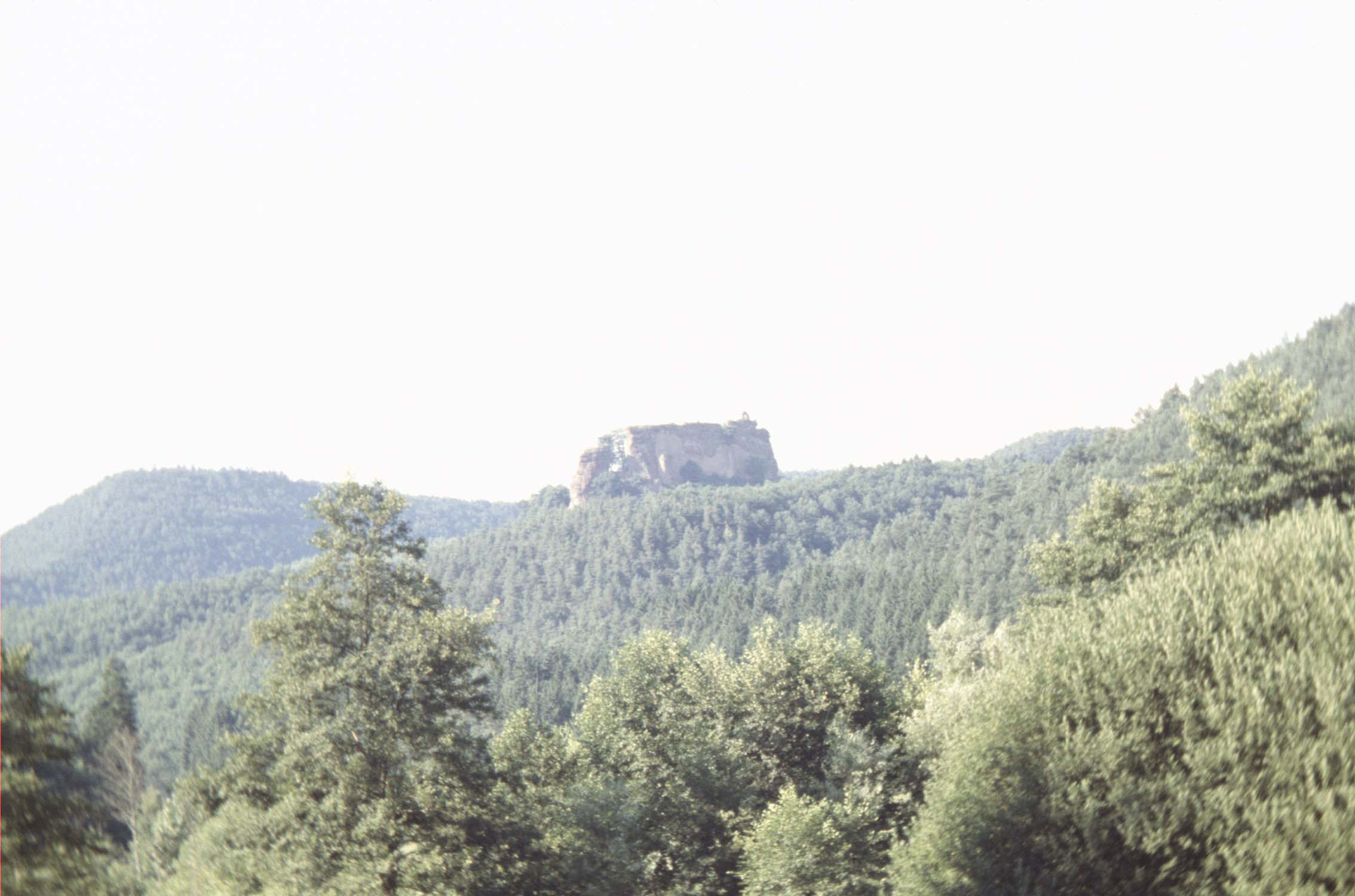 Vestiges du château, vue à distance depuis le sud