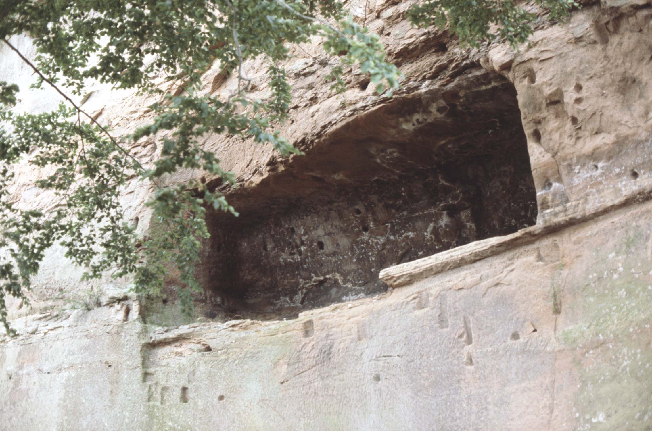 Vestige d'une chambre creusée dans le rocher