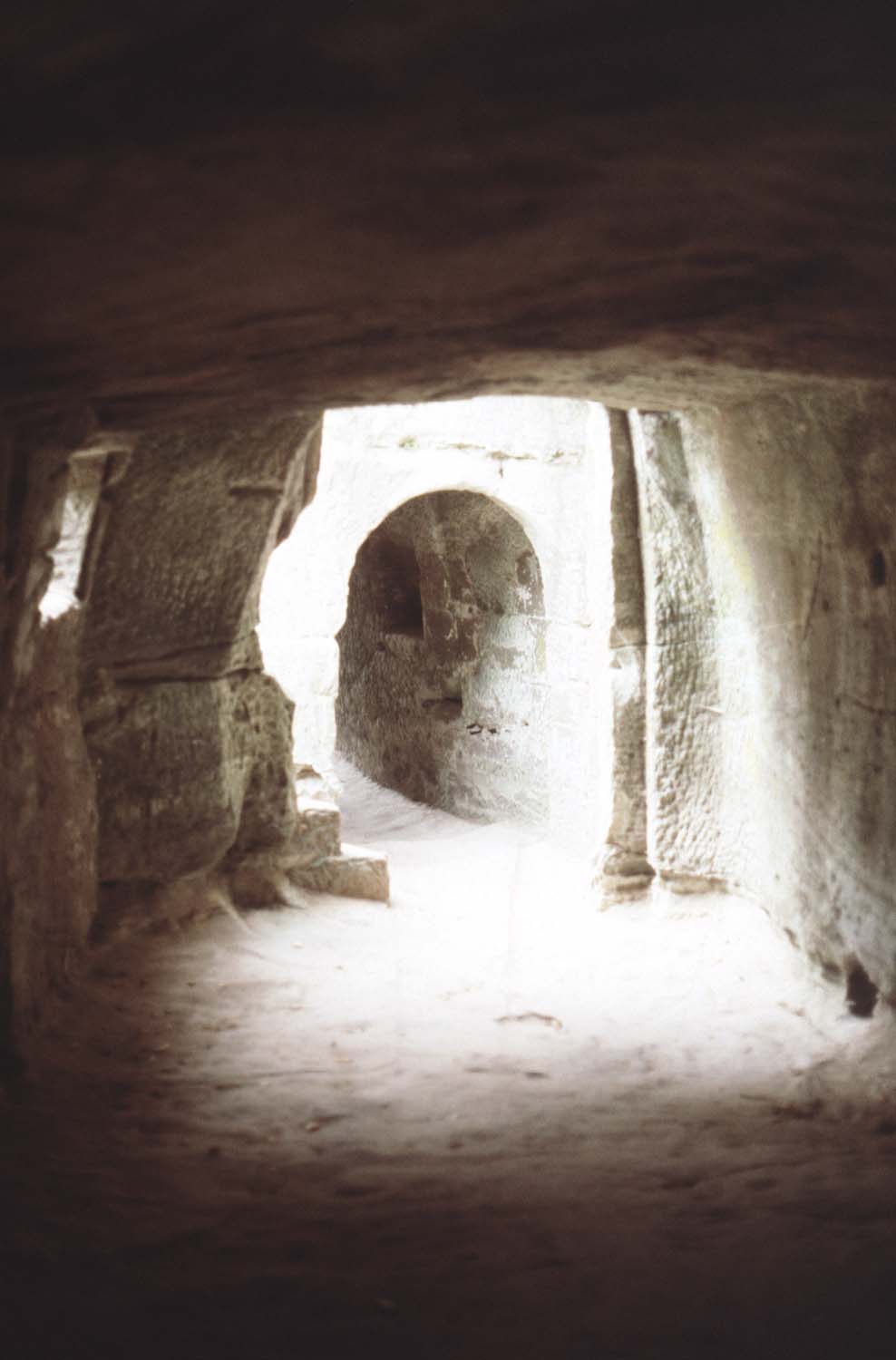 Vestiges d'une salle après l'escalier souterrain