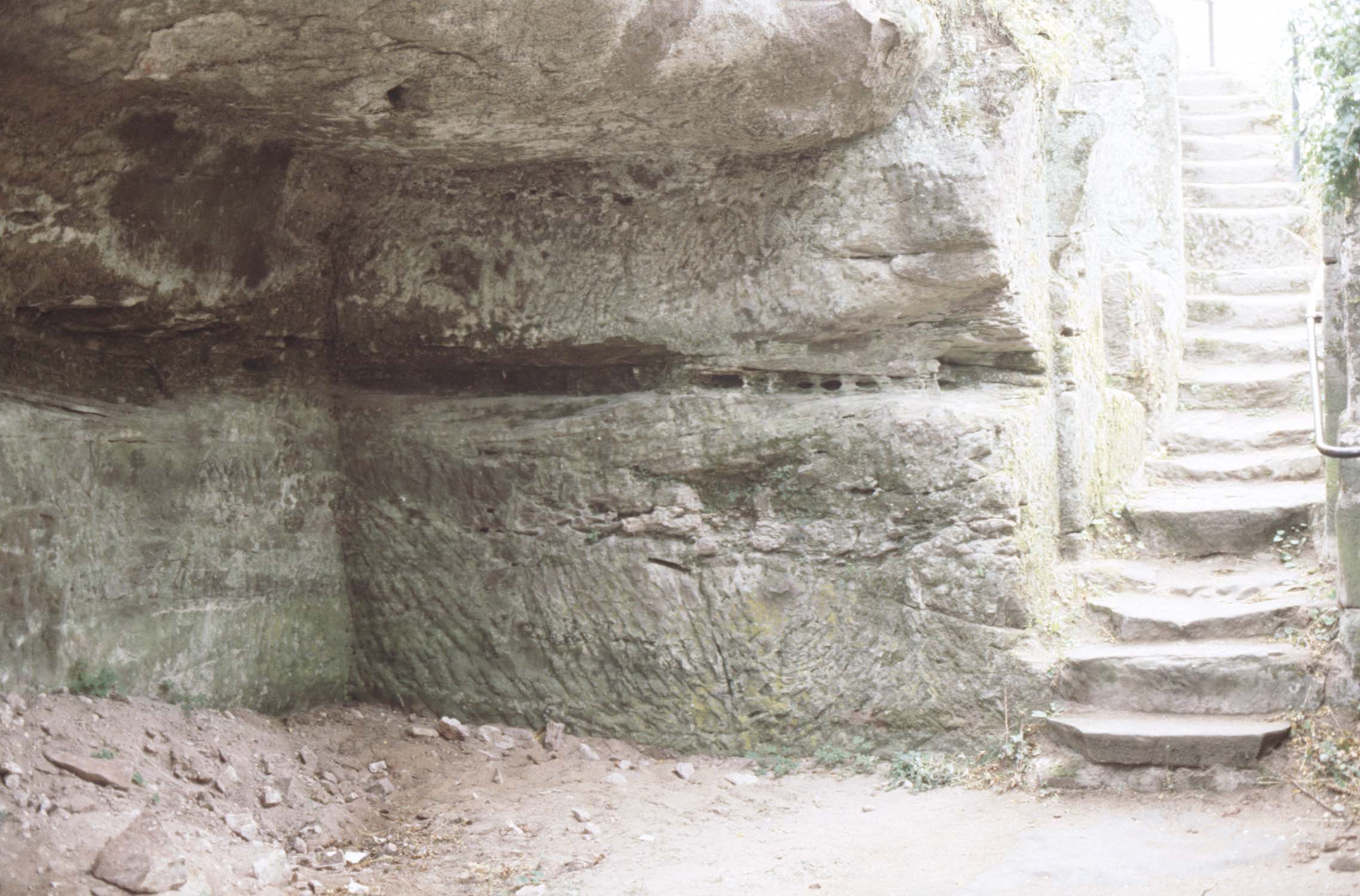 Vestige de chambre avec escalier dans le rocher, vue partielle