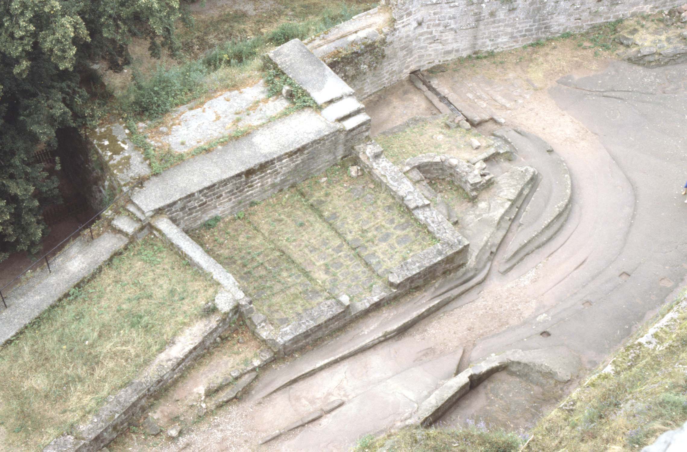 Vestiges de la lice et du poste de garde, vue générale en plongée