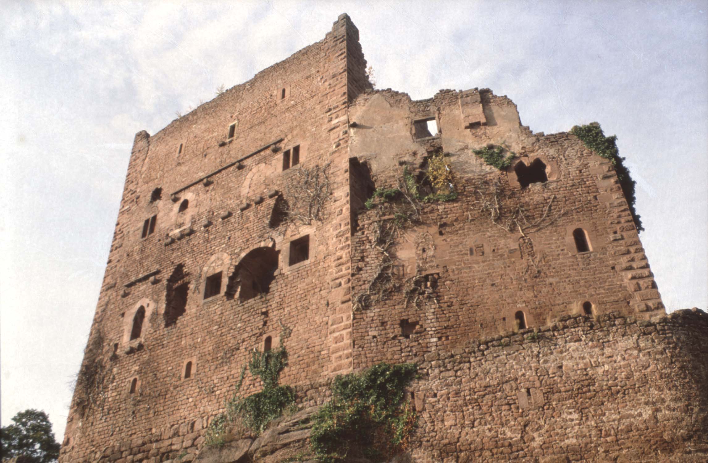 Vestiges du château, vue ouest