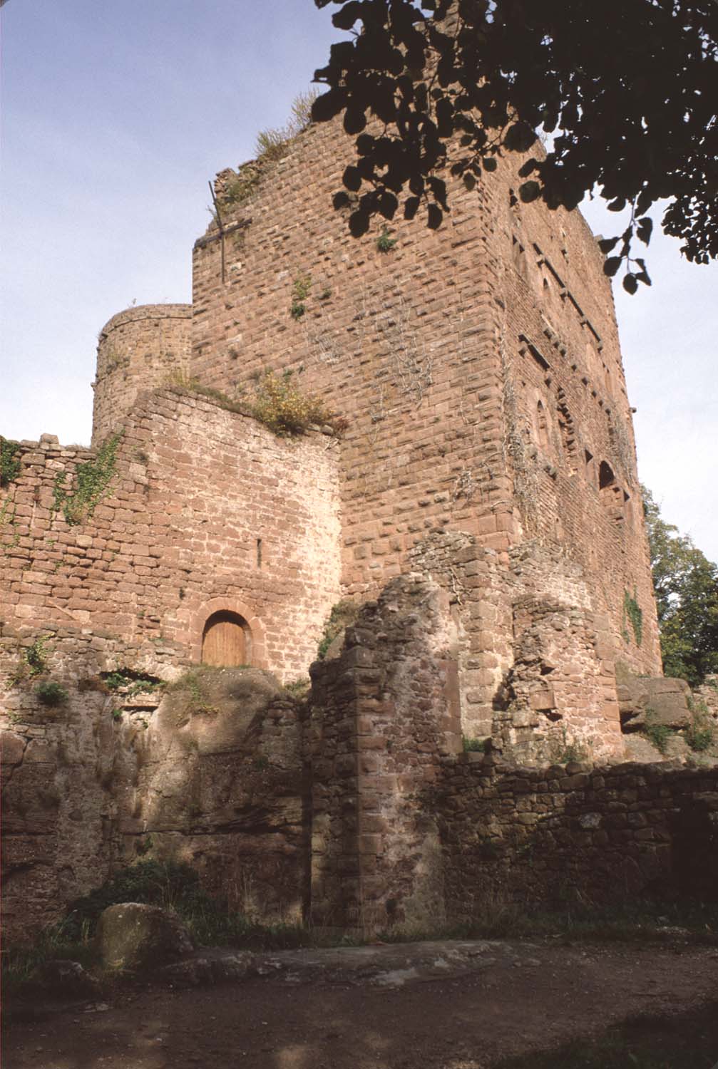 Vestiges de la barbacane et de l'entrée, vue d'ensemble