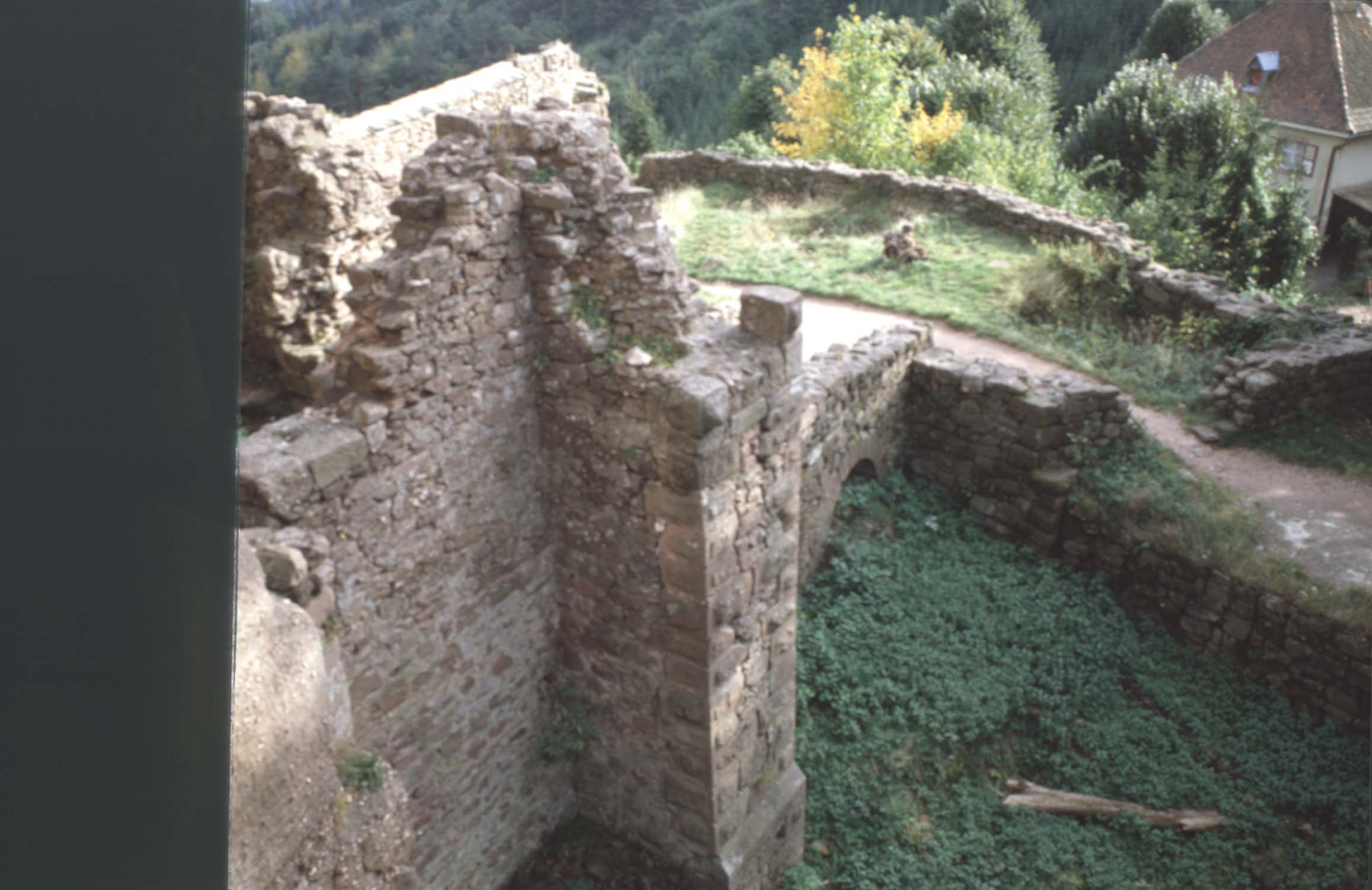 Vestiges de l'entrée, vue plongeante depuis la barbacane